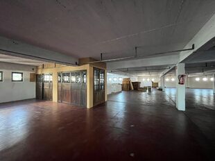 Op een strategische locatie aan de Noorderlaan te Antwerpen, vlakbij de haven en belangrijke ontsluitingswegen, bieden wij twee opslagverdiepingen aan van telkens ca. 2.300 m².
Beide verdiepingen zijn bereikbaar via twee functionele goederenliften.
Ide