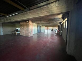 Op een strategische locatie aan de Noorderlaan te Antwerpen, vlakbij de haven en belangrijke ontsluitingswegen, bieden wij twee opslagverdiepingen aan van telkens ca. 2.300 m².
Beide verdiepingen zijn bereikbaar via twee functionele goederenliften.
Ide