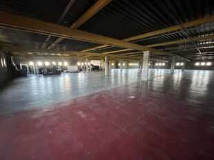 Op een strategische locatie aan de Noorderlaan te Antwerpen, vlakbij de haven en belangrijke ontsluitingswegen, bieden wij twee opslagverdiepingen aan van telkens ca. 2.300 m².
Beide verdiepingen zijn bereikbaar via twee functionele goederenliften.
Ide