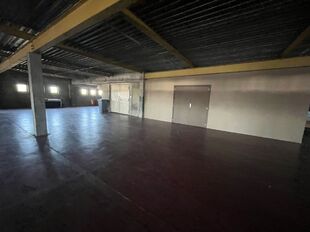 Op een strategische locatie aan de Noorderlaan te Antwerpen, vlakbij de haven en belangrijke ontsluitingswegen, bieden wij twee opslagverdiepingen aan van telkens ca. 2.300 m².
Beide verdiepingen zijn bereikbaar via twee functionele goederenliften.
Ide
