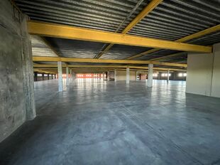Op een strategische locatie aan de Noorderlaan te Antwerpen, vlakbij de haven en belangrijke ontsluitingswegen, bieden wij twee opslagverdiepingen aan van telkens ca. 2.300 m².
Beide verdiepingen zijn bereikbaar via twee functionele goederenliften.
Ide