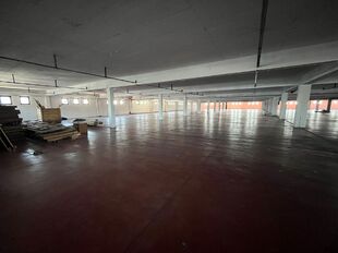 Op een strategische locatie aan de Noorderlaan te Antwerpen, vlakbij de haven en belangrijke ontsluitingswegen, bieden wij twee opslagverdiepingen aan van telkens ca. 2.300 m².
Beide verdiepingen zijn bereikbaar via twee functionele goederenliften.
Ide