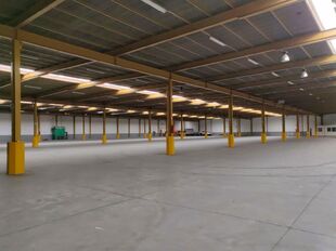 Het betreft de verhuur van uitstekend gelegen magazijnen in Industriepark-West in Sint-Niklaas, nabij op- en afrit 15 van de E17. De magazijnen hebben een vrije hoogte tussen 5 en 8 meter en een vloerbelasting van 3 tot 5 ton/m². Daarnaast zijn ze uitger