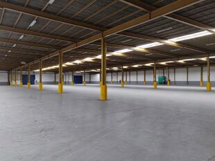 Het betreft de verhuur van uitstekend gelegen magazijnen te Industriepark-West in Sint-Niklaas, gelegen nabij op- en afrit 15 (Sint-Niklaas) van de E17. Oppervlaktes beschikbaar vanaf 4 700 m². De magazijnen hebben een vrije hoogte tussen de 5 meter en 8
