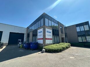Het betreft de verhuur van een representatieve bedrijfsunit op een zeer centrale locatie te Aartselaar, met een vlotte verbinding naar de A12. 

Momenteel worden er 2 KMO-units te huur aangeboden.

Unit 'G' omvat ca. 730 m&sup2;, bestaande uit 430 m&sup2; opslagr