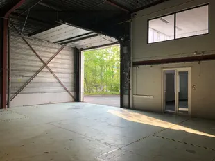 Het betreft de verhuur van een representatieve bedrijfsunit op een zeer centrale locatie te Aartselaar, met een vlotte verbinding naar de A12. 

Momenteel worden er 2 KMO-units te huur aangeboden.

Unit 'G' omvat ca. 730 m&sup2;, bestaande uit 430 m&sup2; opslagr