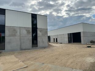 In de industriezone 'De Vloeiende' te Kapellen wordt een nieuw bedrijvenpark opgetrokken. Het betreft in totaal een verkoop van 20 nieuwbouw KMO-units, verdeeld over 2 gebouwen. Er zijn oppervlaktes beschikbaar vanaf 159 m². De units zijn samenvoegbaar o