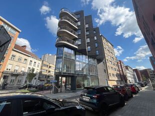 Op een uitstekende zichtlocatie in Mechelen, in de Leopoldstraat, bevindt zich dit hedendaags gebouw, bestaande uit drie afzonderlijk te verwerven entiteiten.

Het gebouw omvat een commercieel gelijkvloers en twee bovenliggende verdiepingen, elk ingericht