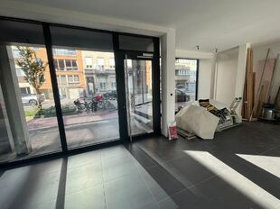 Op een uitstekende zichtlocatie in Mechelen, in de Leopoldstraat, bevindt zich dit hedendaags gebouw, bestaande uit drie afzonderlijk te verwerven entiteiten.

Het gebouw omvat een commercieel gelijkvloers en twee bovenliggende verdiepingen, elk ingericht