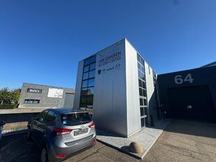 Op een strategische locatie in Antwerpen-Ekeren, vlak bij het op- en afrittencomplex van de A12, bieden wij dit bedrijfsgebouw te huur aan. Het pand is gelegen in agrarisch gebied en beschikt over een vergunning voor passieve opslag.
Het gebouw omvat cir