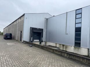 Op een strategische locatie in Antwerpen-Ekeren, vlak bij het op- en afrittencomplex van de A12, bieden wij dit bedrijfsgebouw te huur aan. Het pand is gelegen in agrarisch gebied en beschikt over een vergunning voor passieve opslag.
Het gebouw omvat cir