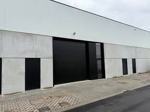 In dit nieuwbouwproject in industriezone 'De Vloeiende' te Kapellen bieden wij deze twee KMO-units te huur aan. Het project is zeer centraal gelegen in de regio Kapellen/Ekeren/Brasschaat en biedt een vlotte verbinding met de Antwerpse Haven.

Deze units 