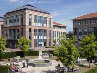 Mechelen Campus is een hoogwaardig en multifunctioneel kantorencomplex met een totale kantooroppervlakte van circa 55.000 m², verspreid over 11 gebouwen. De campus wordt gekenmerkt door een markante toren van ongeveer 60 meter hoog, omringd door tien lag