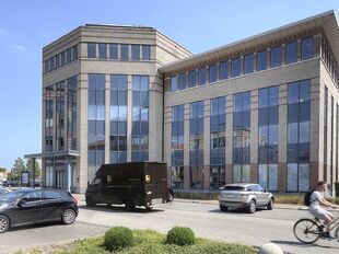 Mechelen Campus is een hoogwaardig en multifunctioneel kantorencomplex met een totale kantooroppervlakte van circa 55.000 m², verspreid over 11 gebouwen. De campus wordt gekenmerkt door een markante toren van ongeveer 60 meter hoog, omringd door tien lag