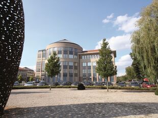 Mechelen Campus is een hoogwaardig en multifunctioneel kantorencomplex met een totale kantooroppervlakte van circa 55.000 m², verspreid over 11 gebouwen. De campus wordt gekenmerkt door een markante toren van ongeveer 60 meter hoog, omringd door tien lag