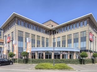 Mechelen Campus is een hoogwaardig en multifunctioneel kantorencomplex met een totale kantooroppervlakte van circa 55.000 m², verspreid over 11 gebouwen. De campus wordt gekenmerkt door een markante toren van ongeveer 60 meter hoog, omringd door tien lag