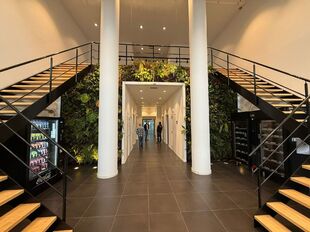 Mechelen Campus is een hoogwaardig en multifunctioneel kantorencomplex met een totale kantooroppervlakte van circa 55.000 m², verspreid over 11 gebouwen. De campus wordt gekenmerkt door een markante toren van ongeveer 60 meter hoog, omringd door tien lag