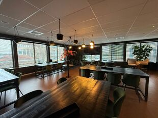 Mechelen Campus is een hoogwaardig en multifunctioneel kantorencomplex met een totale kantooroppervlakte van circa 55.000 m², verspreid over 11 gebouwen. De campus wordt gekenmerkt door een markante toren van ongeveer 60 meter hoog, omringd door tien lag