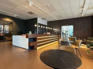 Mechelen Campus is een hoogwaardig en multifunctioneel kantorencomplex met een totale kantooroppervlakte van circa 55.000 m², verspreid over 11 gebouwen. De campus wordt gekenmerkt door een markante toren van ongeveer 60 meter hoog, omringd door tien lag