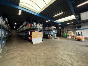 Op een strategische locatie in Schelle, aan de Molenberglei 9-11, bevindt zich dit industrieel gebouw dewelke een uitstekende ligging geniet nabij de A12 (Antwerpen - Brussel). Het gebouw heeft een totale oppervlakte van ca. 1920 m&sup2;, bestaande uit een ma