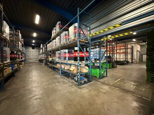 Op een strategische locatie in Schelle, aan de Molenberglei 9-11, bevindt zich dit industrieel gebouw dewelke een uitstekende ligging geniet nabij de A12 (Antwerpen - Brussel). Het gebouw heeft een totale oppervlakte van ca. 1920 m&sup2;, bestaande uit een ma