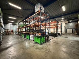 Op een strategische locatie in Schelle, aan de Molenberglei 9-11, bevindt zich dit industrieel gebouw dewelke een uitstekende ligging geniet nabij de A12 (Antwerpen - Brussel). Het gebouw heeft een totale oppervlakte van ca. 1920 m&sup2;, bestaande uit een ma