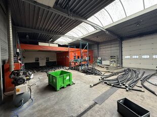 Op een strategische locatie in Schelle, aan de Molenberglei 9-11, bevindt zich dit industrieel gebouw dewelke een uitstekende ligging geniet nabij de A12 (Antwerpen - Brussel). Het gebouw heeft een totale oppervlakte van ca. 1920 m&sup2;, bestaande uit een ma