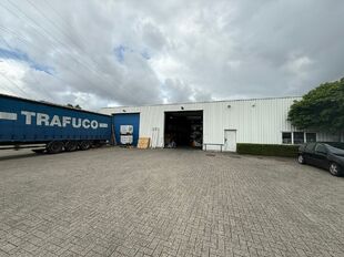 Op een strategische locatie in Schelle, aan de Molenberglei 9-11, bevindt zich dit industrieel gebouw dewelke een uitstekende ligging geniet nabij de A12 (Antwerpen - Brussel). Het gebouw heeft een totale oppervlakte van ca. 1920 m&sup2;, bestaande uit een ma