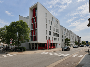 Dit moderne en centraal gelegen kantoorgebouw geniet van een uitstekende bereikbaarheid dankzij de nabijheid van de op- en afritten van de E17. Bovendien bevinden zich in de directe omgeving verschillende bus- en tramhaltes, waardoor het stadscentrum en h