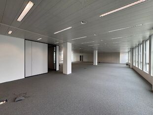 Dit moderne en centraal gelegen kantoorgebouw geniet van een uitstekende bereikbaarheid dankzij de nabijheid van de op- en afritten van de E17. Bovendien bevinden zich in de directe omgeving verschillende bus- en tramhaltes, waardoor het stadscentrum en h