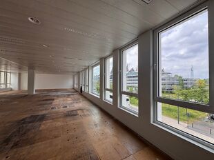 Dit moderne en centraal gelegen kantoorgebouw geniet van een uitstekende bereikbaarheid dankzij de nabijheid van de op- en afritten van de E17. Bovendien bevinden zich in de directe omgeving verschillende bus- en tramhaltes, waardoor het stadscentrum en h