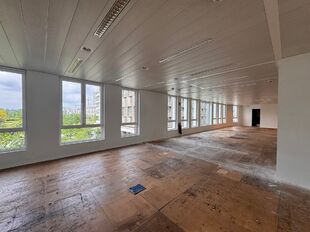 Dit moderne en centraal gelegen kantoorgebouw geniet van een uitstekende bereikbaarheid dankzij de nabijheid van de op- en afritten van de E17. Bovendien bevinden zich in de directe omgeving verschillende bus- en tramhaltes, waardoor het stadscentrum en h
