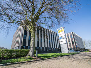Op een zichtlocatie langs de Prins Boudewijnlaan in Kontich bevindt zich een representatief en modern kantoorgebouw met een totale oppervlakte van 6.500 m², verdeeld over drie bovengrondse verdiepingen.
Dankzij de strategische ligging, vlak bij de op- e