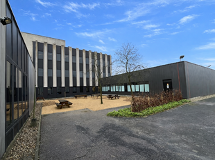 Op een zichtlocatie langs de Prins Boudewijnlaan in Kontich bevindt zich een representatief en modern kantoorgebouw met een totale oppervlakte van 6.500 m², verdeeld over drie bovengrondse verdiepingen.
Dankzij de strategische ligging, vlak bij de op- e