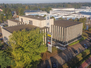 Op een zichtlocatie langs de Prins Boudewijnlaan in Kontich bevindt zich een representatief en modern kantoorgebouw met een totale oppervlakte van 6.500 m², verdeeld over drie bovengrondse verdiepingen.
Dankzij de strategische ligging, vlak bij de op- e
