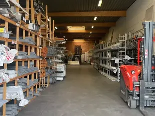 Het betreft de verhuur van twee KMO-units met kantoren, gelegen in bedrijvenpark Kontich I. Dit bedrijvenpark geniet een uitstekende ligging langs de Prins Boudewijnlaan, vlakbij op- en afrit Kontich van de E19 (Antwerpen - Mechelen - Brussel).
Unit 1 h