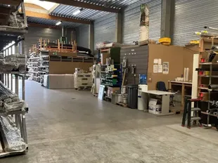Het betreft de verhuur van twee KMO-units met kantoren, gelegen in bedrijvenpark Kontich I. Dit bedrijvenpark geniet een uitstekende ligging langs de Prins Boudewijnlaan, vlakbij op- en afrit Kontich van de E19 (Antwerpen - Mechelen - Brussel).
Unit 1 h