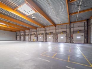 Het betreft de verhuur van een logistiek gebouw te Kontich. Dit gebouw geniet een uitstekende locatie naast de E19. De site ligt op 20 minuten van het centrum van Antwerpen en op 30 minuten van Brussel. Het gebouw bestaat uit 15 000 m² opslagruimte, dewe