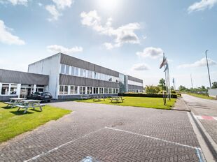 Het betreft de verhuur van een logistiek gebouw te Kontich. Dit gebouw geniet een uitstekende locatie naast de E19. De site ligt op 20 minuten van het centrum van Antwerpen en op 30 minuten van Brussel. Het gebouw bestaat uit 15 000 m² opslagruimte, dewe