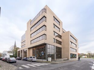 Het betreft beschikbare kantoorruimten langs de Antwerpse Singel in de Singel Building. De locatie is uiterst zichtbaar en biedt een strategische uitvalsbasis voor elk bedrijf. Dankzij de directe aansluiting op de Singel en de nabijheid van de belangrijks