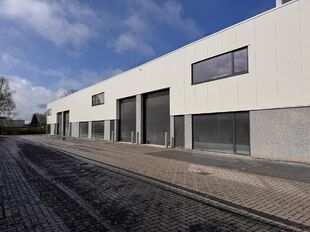 Aan de Starrenhoflaan in Kapellen bevindt zich dit moderne nieuwbouw KMO-project met diverse bedrijfsunits te huur. Dankzij de strategische ligging, vlakbij belangrijke invalswegen en op korte afstand van de A12, geniet de site van een uitstekende bereikb
