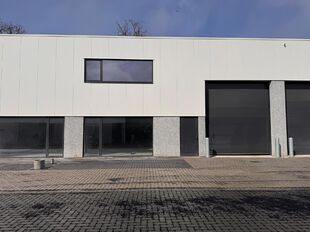 Aan de Starrenhoflaan in Kapellen bevindt zich dit moderne nieuwbouw KMO-project met diverse bedrijfsunits te huur. Dankzij de strategische ligging, vlakbij belangrijke invalswegen en op korte afstand van de A12, geniet de site van een uitstekende bereikb