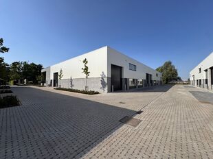Aan de Starrenhoflaan in Kapellen bevindt zich dit moderne nieuwbouw KMO-project met diverse units te huur.

Dankzij de strategische ligging, in de nabijheid van belangrijke invalswegen en op korte afstand van de A12, is de site uitstekend bereikbaar voor