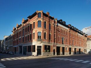 In het voormalige pakhuis van Katoen Natie bevindt zich het gerenoveerde kantorencomplex Valkeniers Natie, gelegen aan de Van de Wervestraat 18-22 in Antwerpen. Dit karaktervolle gebouw combineert de authentieke architectuur van het historische pakhuis me