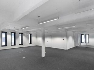 In het voormalige pakhuis van Katoen Natie bevindt zich het gerenoveerde kantorencomplex Valkeniers Natie, gelegen aan de Van de Wervestraat 18-22 in Antwerpen. Dit karaktervolle gebouw combineert de authentieke architectuur van het historische pakhuis me