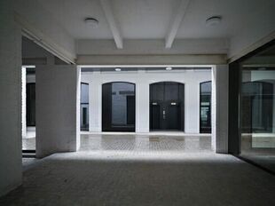 In het voormalige pakhuis van Katoen Natie bevindt zich het gerenoveerde kantorencomplex Valkeniers Natie, gelegen aan de Van de Wervestraat 18-22 in Antwerpen. Dit karaktervolle gebouw combineert de authentieke architectuur van het historische pakhuis me