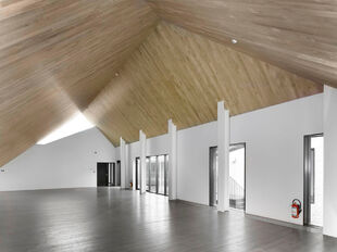 In het voormalige pakhuis van Katoen Natie bevindt zich het gerenoveerde kantorencomplex Valkeniers Natie, gelegen aan de Van de Wervestraat 18-22 in Antwerpen. Dit karaktervolle gebouw combineert de authentieke architectuur van het historische pakhuis me