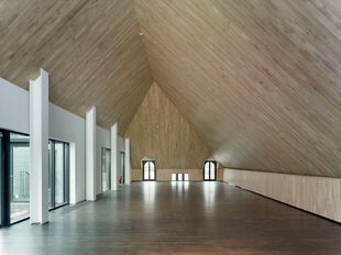 In het voormalige pakhuis van Katoen Natie bevindt zich het gerenoveerde kantorencomplex Valkeniers Natie, gelegen aan de Van de Wervestraat 18-22 in Antwerpen. Dit karaktervolle gebouw combineert de authentieke architectuur van het historische pakhuis me