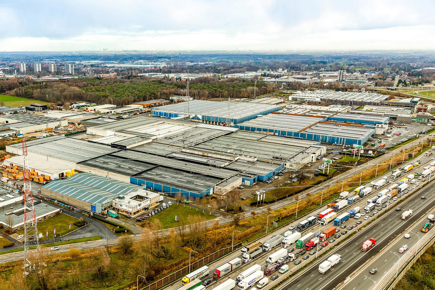 Het betreft de verhuur van uitstekend gelegen magazijnen te Industriepark-West in Sint-Niklaas, gelegen nabij op- en afrit 15 (Sint-Niklaas) van de E17. Oppervlaktes beschikbaar vanaf 4 700 m². De magazijnen hebben een vrije hoogte tussen de 5 meter en 8
