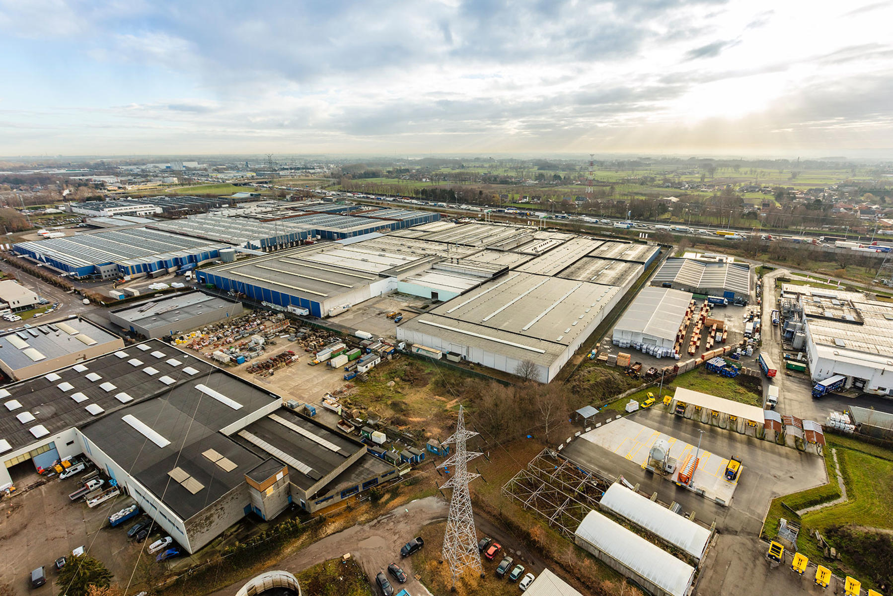 Het betreft de verhuur van uitstekend gelegen magazijnen te Industriepark-West in Sint-Niklaas, gelegen nabij op- en afrit 15 (Sint-Niklaas) van de E17. Oppervlaktes beschikbaar vanaf 4 700 m². De magazijnen hebben een vrije hoogte tussen de 5 meter en 8